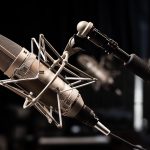 Dargen D’Amico porta a Sanremo “Onda alta”: un brano tra riflessione sociale e poesia intima
